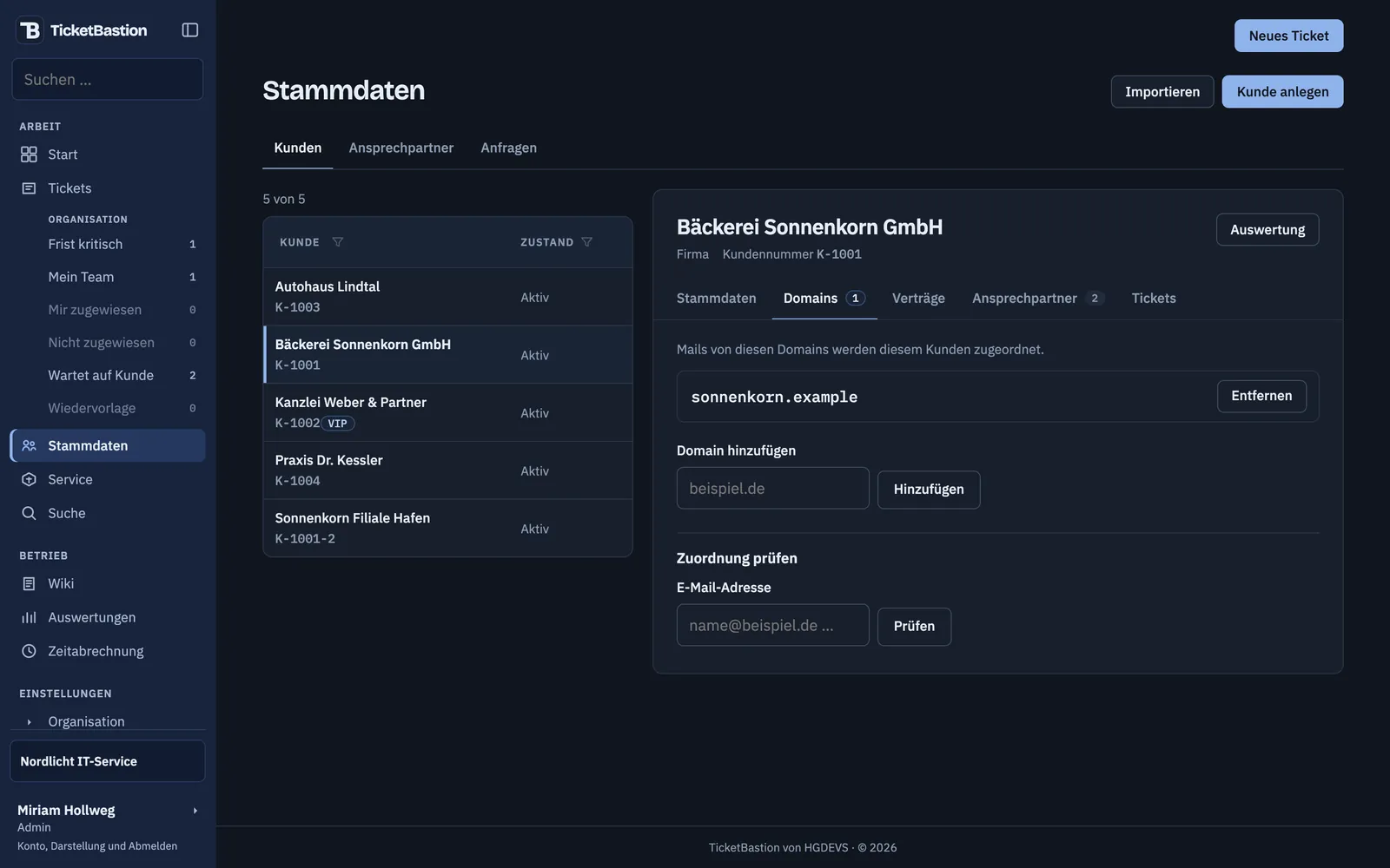 Stammdaten der Bäckerei Sonnenkorn GmbH, Reiter Domains mit sonnenkorn.example und einer Prüfung, welchem Kunden eine Adresse zugeordnet wird
